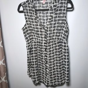 🦄Bongo camera print sleeveless blouse size L